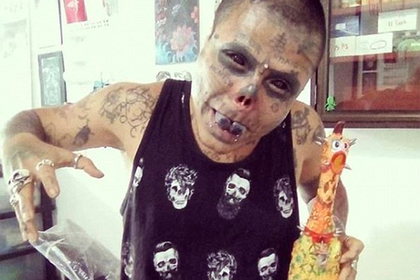 Фанат татуировок отрезал нос и уши ради сходства со скелетом