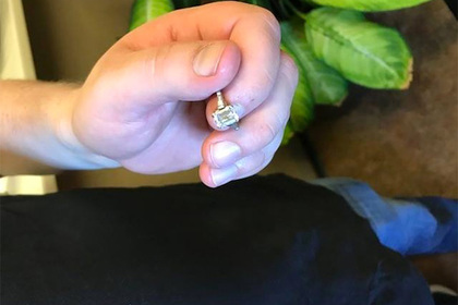 Кольцо с бриллиантом за 30 тысяч долларов пропало в мусоре и нашлось за 4 минуты