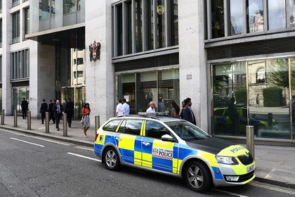 Лондонские полицейские перевернулись на машине из-за мопеда