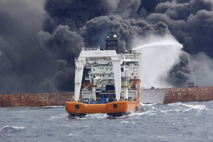 Нефтяной танкер загорелся у берегов Японии