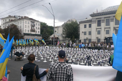 Перед посольством России в Киеве устроили кладбище