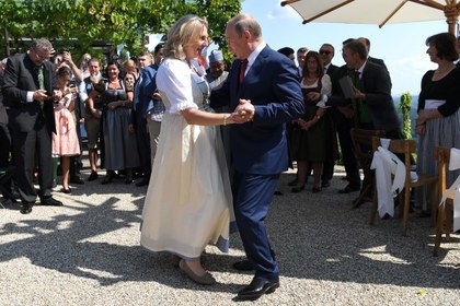 Путин крикнул «Горько!» и уехал со свадьбы в Австрии