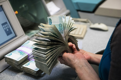Россиянин по ошибке получил сотни тысяч рублей и спрятал их в диване