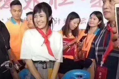Японская порнозвезда в красном галстуке взбудоражила Китай