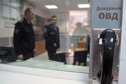 Задержанный россиянин сбежал от полиции через окно со своим уголовным делом