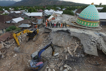Жертв землетрясения в Индонезии оказалось втрое больше
