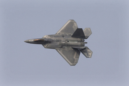 Американскому F-22 предрекли поражение от российских истребителей