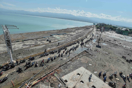 Число жертв землетрясения и цунами в Индонезии за стуки выросло вдвое