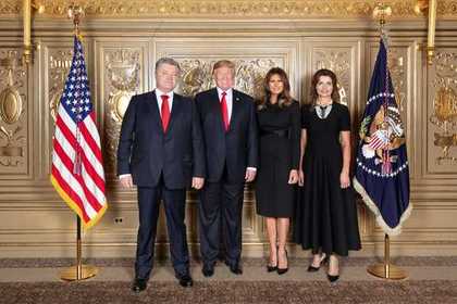 Фото Порошенко и Трампа с женами высмеяли в соцсетях