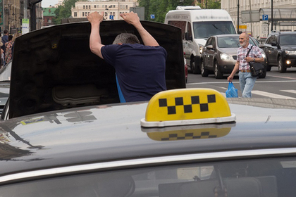 Кавказцы обложили данью столичных таксистов у здания МВД