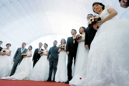 Китайских чиновников накажут за пышные свадьбы и похороны в праздники