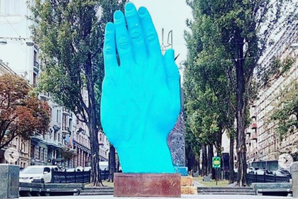 На месте памятника Ленину в Киеве появилась огромная рука
