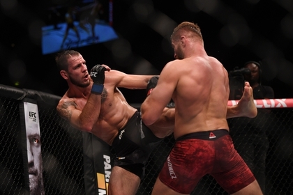 Поляк «задушил» вернувшегося в UFC россиянина