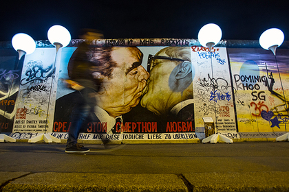 Российскому режиссеру запретили возводить стену в центре Берлина