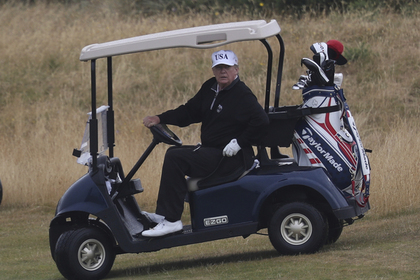 Трамп отправился в гольф-клуб вместо похорон Маккейна