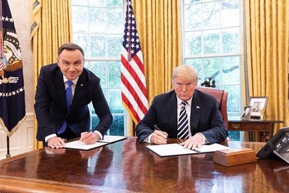 Унизительную позу главы Польши на фотографии с Трампом сочли оскорблением нации