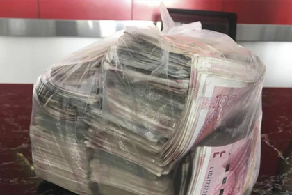 Бедный уборщик нашел набитый деньгами пакет и вернул его владельцу