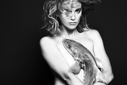 Бывшая девушка принца Гарри разделась догола ради фотографии с акулой