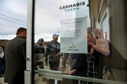 Канадцы обрушили продающие марихуану сайты в первый день ее легализации