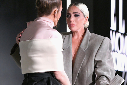 Леди Гага надела пиджак на голое тело из-за изнасилования