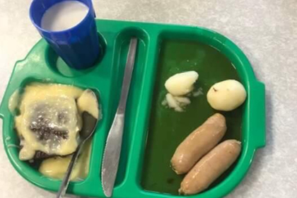 Мать увидела «тюремный» школьный обед своей дочери и ужаснулась
