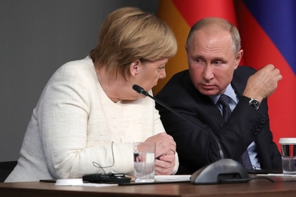 Меркель заинтересовало пальто Путина