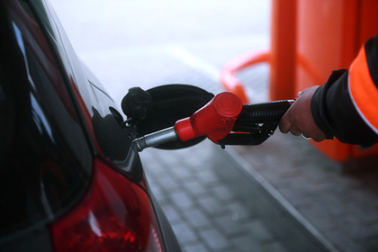 Нефтяники пожаловались на невозможность сдерживать цены на бензин