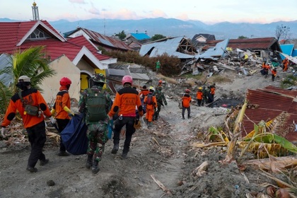 Под завалами в Индонезии осталось более 150 тысяч человек