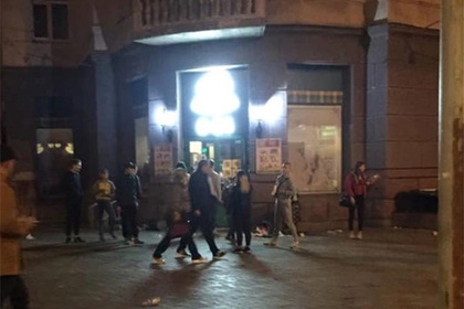 Полсотни подростков разгромили магазин в центре Киева