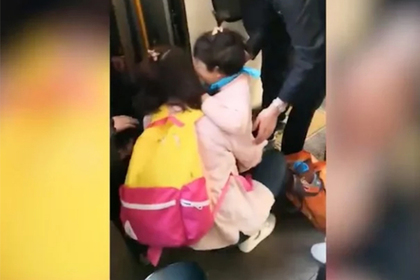 Ребенок провалился под поезд на глазах у уткнувшейся в смартфон матери
