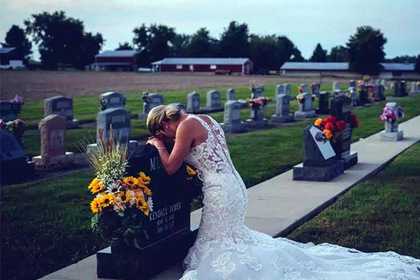 Убитая горем невеста пришла на могилу жениха в день свадьбы