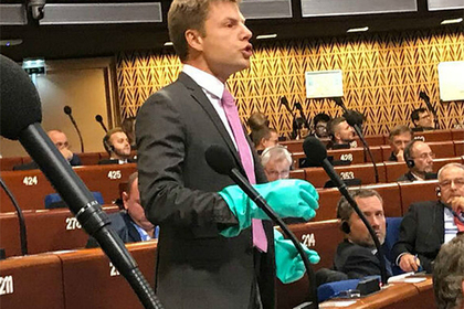 Украинский депутат защитился от «токсичной России» резиновыми перчатками