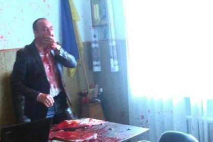 Украинского политика облили кровью из-за Крымского моста