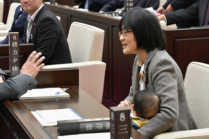 Японского депутата выгнали из парламента за таблетку