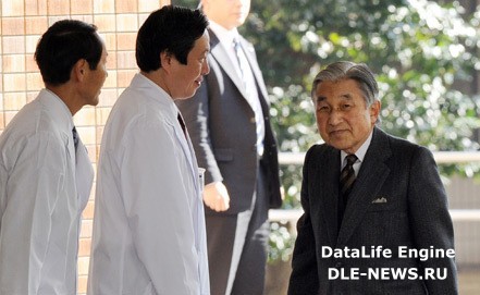 Император Японии Акихито после операции переведен в обычную палату
