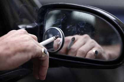 Депутаты предложили запретить курение в машине при детях