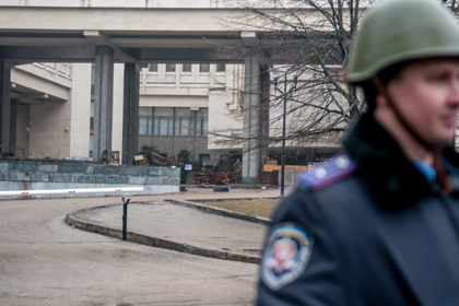 К парламенту Крыма прорвались пророссийские активисты
