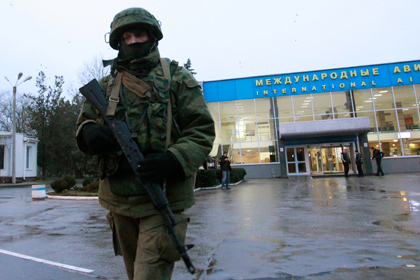 Вооруженные люди начали покидать аэропорт Симферополя
