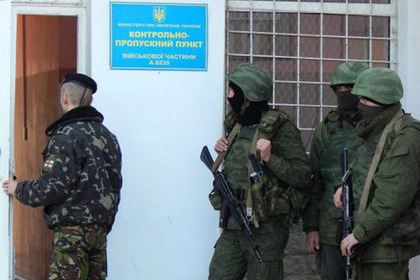 Жители Севастополя взяли штурмом штаб ВМС Украины
