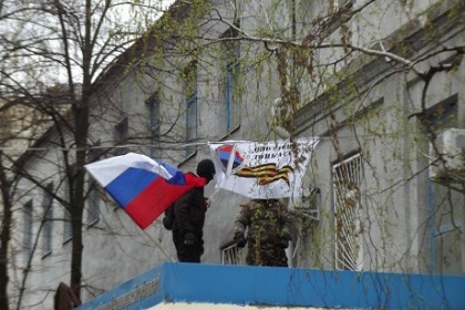 Антимайдановцы берут под контроль административные здания Славянска