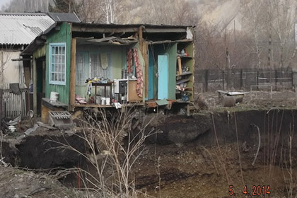 Частный дом провалился в шахту рудника в Казахстане