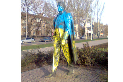 Памятник Кобзону в Донецке раскрасили под украинский флаг