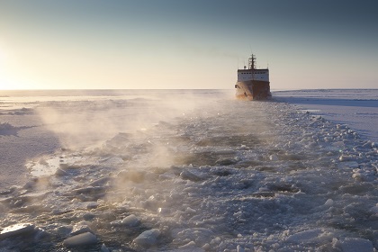 В антарктических льдах застряли два парома с 800 пассажирами