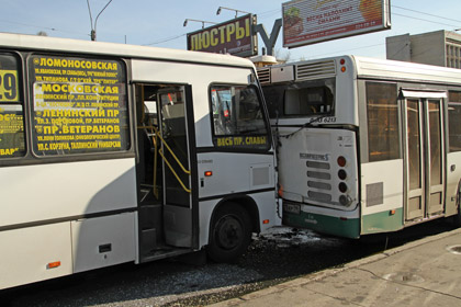 В Санкт-Петербурге столкнулись автобус и две маршрутки