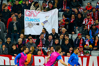 «Бавария» наказала болельщиков за гомофобный баннер