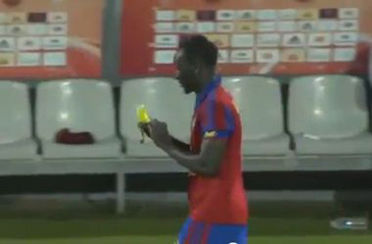 Французский футболист получил желтую карточку за съеденный банан