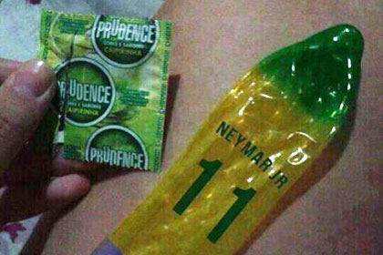 Футболиста сборной Бразилии увековечили на презервативах