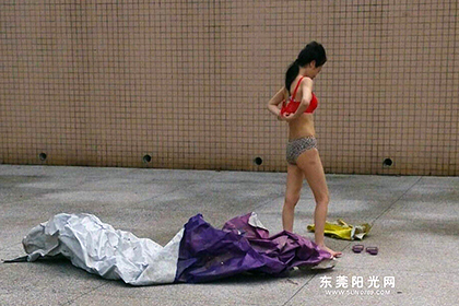 Китаянка отпугнула своего преследователя внезапным стриптизом
