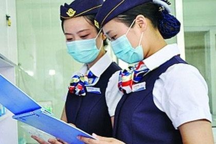 Китайских медсестер переодели в форму стюардесс
