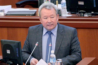 Министр образования Киргизии получил «тройку» за диктант